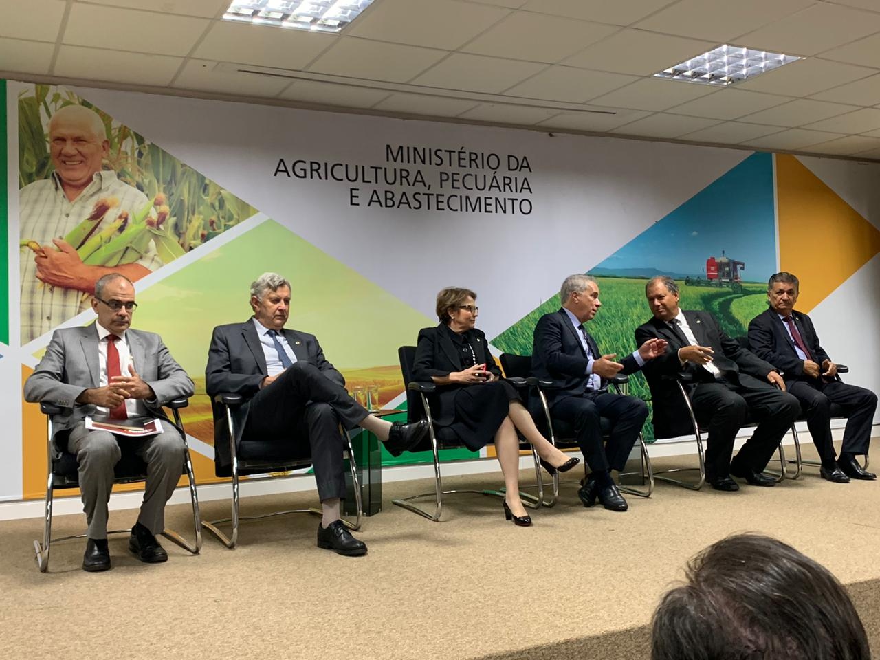 Abinpet discute defesa agropecuária e tributação no MAPA.
